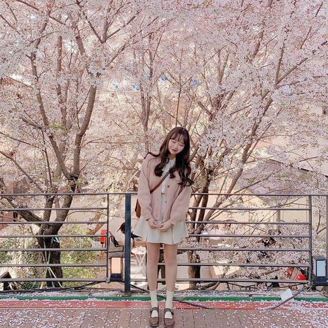 Japan Spring Outfit Cherry Blossoms, Japan Cherry Blossom Outfit, Spring Japan Outfit, Korea Spring Outfit, Japan Outfit Spring, Korea Spring Fashion, Japan Spring Outfit, Japan Spring Fashion, Spring In Korea