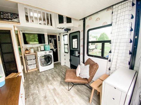 Family of 7 Lives in a 429-Square-Foot RV Full-Time Large Family Camper Living, Full Time Rv Living With Kids, Renovated Camper, Skoolie Living, Wild Living, Room With Bunk Beds, Rv Living Room, Camper Remodeling, Family Of 7