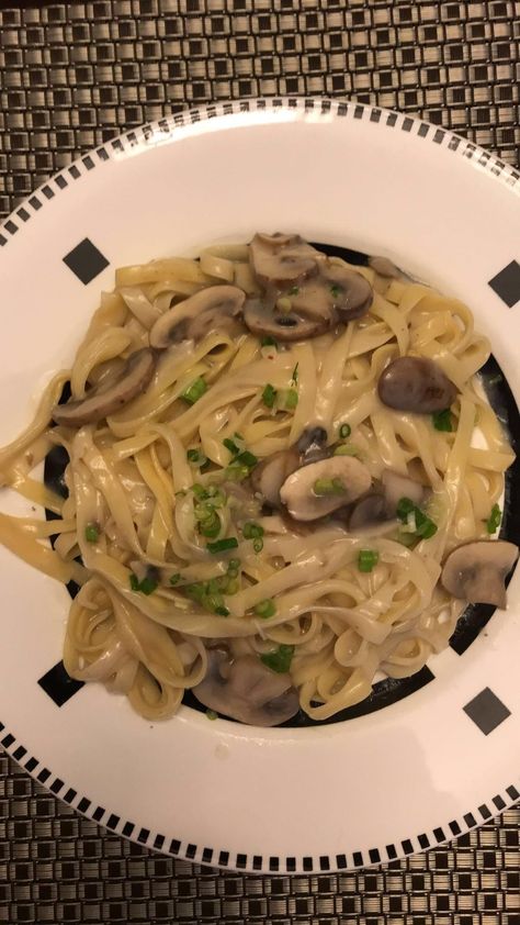 Mushroom Pasta Aesthetic, Homemade Pasta Snapchat Story, Mushroom Sauce Pasta, Bistro Food, Sauce Pasta, Pasta Dinner Recipes, Food Drink Photography, India Food, Mushroom Sauce