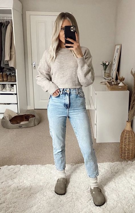 Easy Mom Winter Outfits, Arizona Womens Fashion, 27 Year Old Outfits, Winter Outfits For Women Classy, Easy Cute Fall Outfits, Casual Wedding Shower Outfit, Vest Over Sweatshirt, Winter Outfits Mom Jeans, 2024 Fall Photo Outfits