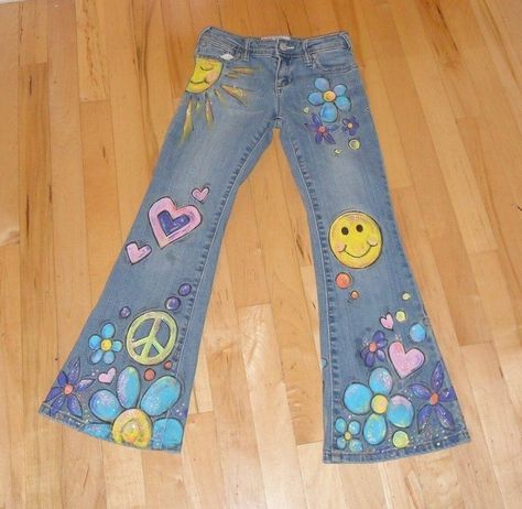 Hippie Costume Diy, Jeans Bordados, Hippie Birthday Party, 70s Theme Party, Hippie Jeans, Hippie Birthday, Jeans Ideas, Painted Clothes Diy, Moda Hippie