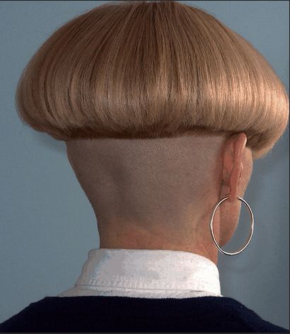 amazing extreme bowlcut Interesting Haircuts, Mushroom Haircut, Bowl Haircuts, Angled Bob Haircuts, Angled Bob Hairstyles, Messy Bob Hairstyles, Frizz Free Curls, Shaved Nape, Very Short Haircuts