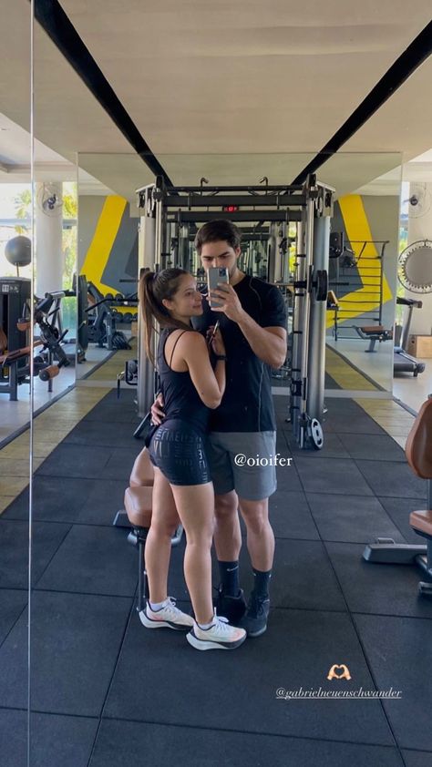 Cute Couple Gym Pics, Snapchat Couples, Couples Gym Pictures, Gym Couple Aesthetic, Workout Pics, Gym Couple, Lovecore Aesthetic, Gym Pictures, Couple Selfies