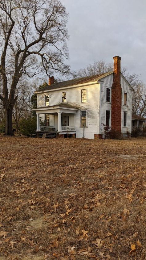 Historic Home in North Carolina Set to be Burned for Practice - The Forgotten South Commercial Farming, North Carolina Furniture, Eastern North Carolina, Abandoned Farm, Farm Houses, Rear Extension, Broken Window, Aerial Photograph, Greek Revival