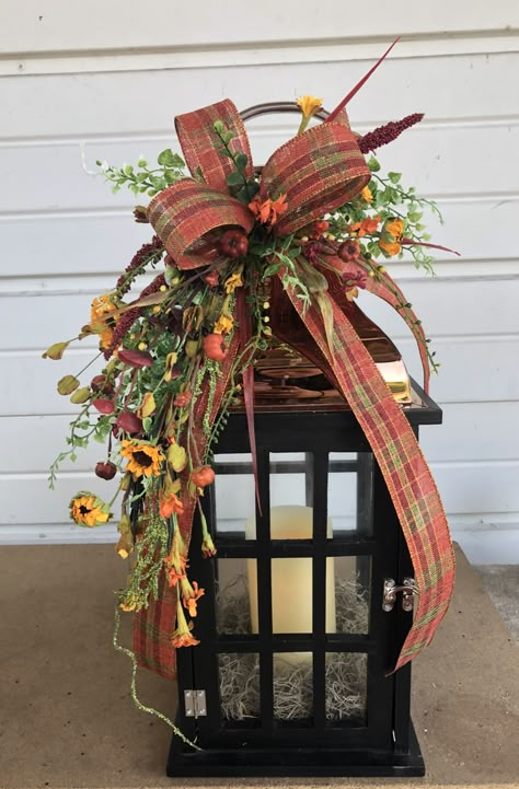 Fall Lanterns Decorations, Fall Centerpieces With Lanterns, How To Decorate Lanterns For Fall, Autumn Lantern Decor, Fall Decorated Lanterns, Fall Lantern Decor Ideas Diy, Decorating Lanterns For Fall, Fall Lanterns Decor, Fall Lantern Ideas