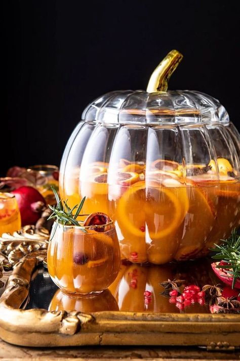 Sangria Thanksgiving, Thanksgiving Sangria, Friendsgiving Potluck, White Sangria Recipe, Thanksgiving Cocktail Recipes, Holiday Sangria, Christmas Sangria, Pumpkin Wine, Cider Sangria