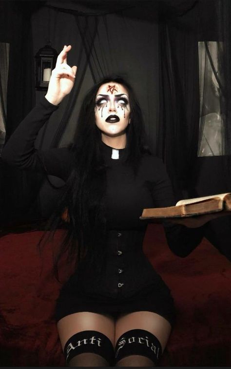 Nun Halloween Costume, Nun Halloween, Dark Costumes, Demon Costume, Nun Costume, Horror Halloween Costumes, Horror Costume, Halloween Makeup Inspiration, Alt Girls