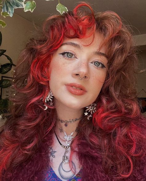 IG: ffigs Cute Colored Hair Ideas For Brown Hair, Color Block Hair Curly, Block Dyed Hair Curly, Curly Hair Dyed Tips, Curly Hairstyles Dyed, Dyed Curly Hair Ideas Colour, Curly Colored Hair, Queer Hair, Emo Haircuts