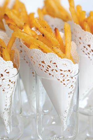 Baked Truffle Fries: I love the presentation here- you can serve anything in a small jar of glass, wrapped in a paper doily-- Plats Ramadan, French Party, Homemade Truffles, Truffle Fries, Holiday Appetizer, Baked Fries, Lace Doily, Think Food, Food Display