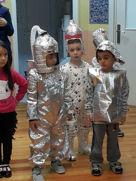 Astronaut Costume Diy Kids, Astronaut Costume Diy, Diy Astronaut Costume, Robot Halloween Costume, Astronaut Dress, Space Costumes, Costume Carnaval, Robot Costumes, Astronaut Costume