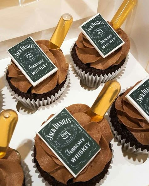 Jack Daniel's cupcakes with spiked ganache, icing and pipette of JD Whiskey Humor, Whiskey Wallpaper, Jack Daniels Cupcakes, Festa Jack Daniels, Whiskey Aesthetic, Whiskey Photography, Whiskey Decor, Jack Daniels Birthday, Whiskey Design