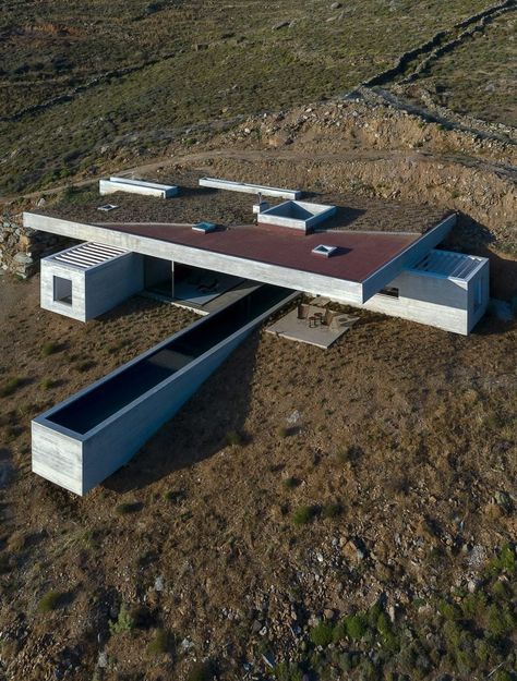 Ten houses perched precariously on cliff edges Tropical Mediterranean, Geometric Volume, Villa Design Architecture, Thermal Baths, Concrete Home, Exposed Concrete, Casa Container, Concrete House, Lap Pool