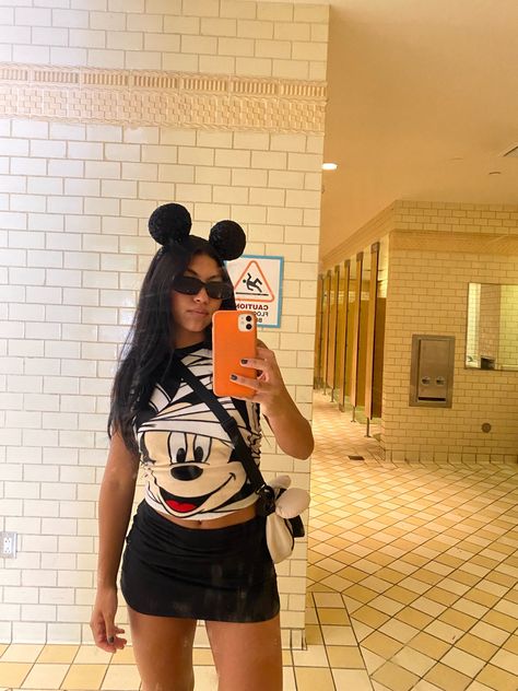 disney fits - trendy disney outfits - disneyland ootd Disney Outfit Flatlay, Disney Core Outfit, Disney Halloween Park Outfits, October Disney Outfits Women, Disneyland In October Outfits, Disneyland Outfits Aesthetic Summer, Disneyland Outfits Black Women, Disney Women Outfits, Disney Fits Fall