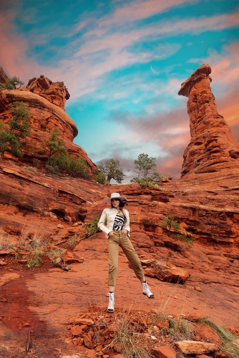 Captivating Sedona: Fashion Inspiration amidst Arizona's Majestic Landscapes. Get ready to be mesmerized by this fashion photoshoot in Sedona, where stylish outfits blend harmoniously with the stunning natural beauty of the Arizona desert. Winter Arizona Outfits, Sedona Arizona Outfits, Sedona Fashion, Arizona Outfits, Sedona Vortex, Desert Chic, Arizona Desert, Sedona Arizona, Travel Photo