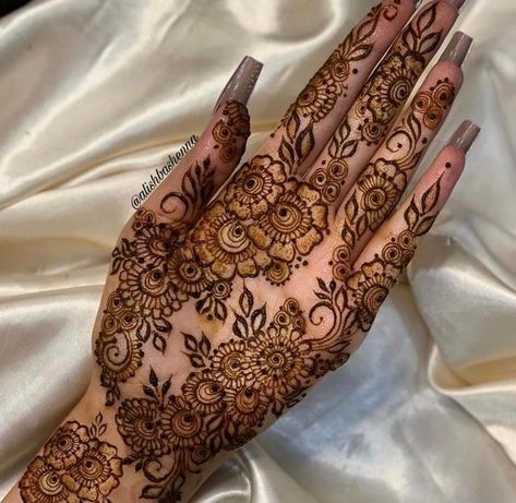 Simple Finger Henna Designs, Mehndi Designs Front Hand Easy, Modern Henna Design, Simple Mehndi Designs Front Hand, Palm Henna Designs, Indian Henna Designs, Cute Henna Designs, Front Mehndi Design, Palm Mehndi Design