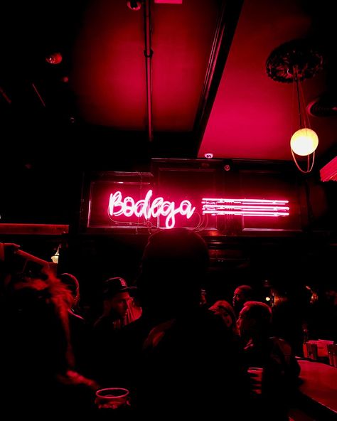 #boston #city #nightout #bar #drinks #goingout Boston Nightlife, Boston Aesthetic, Boston City, Bella Hadid Outfits, Bar Drinks, Fall 2024, Bella Hadid, Mood Boards, Night Life