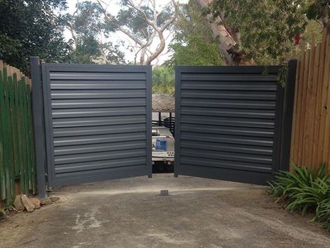 Louvre Fence, Entrance Doors Design, House Gates, House Front Gate, Metal Driveway Gates, Tor Design, Ranch Gates, Side Gate, Outdoor Gate