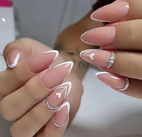 The Most Beautiful Spring 2022 Nail Trends & Colors - CL10 Trendy Nails Spring 2023, New Nail Trends 2022, Latest Nail Trends 2023, Latest Nail Trends 2022, Spring 2023 Nail Trends, Boss Nails, Pedi Ideas, Makeup Favorites, Dot Nail Art