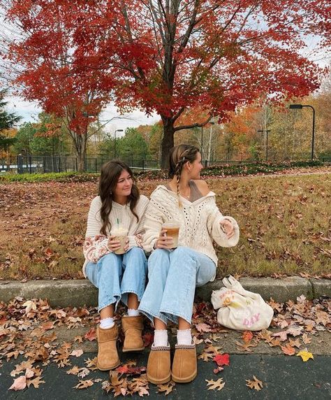 Fall Szn, Manifesting 2024, Studera Motivation, Fall Friends, Halloween Photography, Skandinavian Fashion, Sister Photos, Shot List, Fall Photo