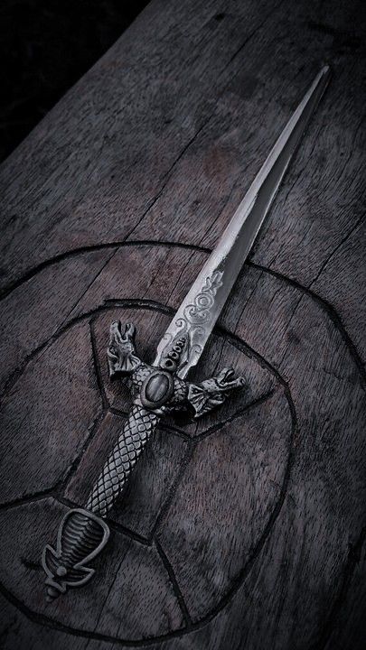 Gothic Academia Aesthetic, Fantasy Dagger, Nesta Archeron, Knife Aesthetic, Pretty Knives, Targaryen Aesthetic, Fantasy Props, Fantasy Novel, Fantasy Aesthetic