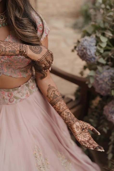 This mesmerising bridal mehendi design features adorable mandalas and intricate patterns apt for the modern Indian bride, designed by the industry finest artist Kavita (@kvmendhi)⁠ ⁠ 🔗 TAP LINK IN BIO for more henna inspo.⁠ ⁠ Henna: @kvmendhi⁠ #bridalmehndi #hennaartist #mehndi Bride Mehndi Photography, Mehndi Portrait Bride, Mehendi Shoot Poses, Couple Mehndi Poses, Mehandi Portraits, Mehendi Portraits, Mehandi Designs Aesthetic, Ring Ceremony Poses, Bride Makeup Shoot