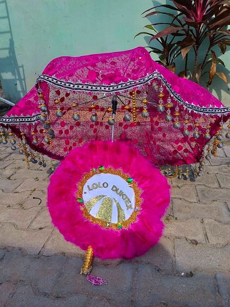 Umbrella Entry Wedding, Bridal Entry With Umbrella, Bridal Entry Umbrella, Bride Umbrella, Sangeet Umbrella Decor, Bridal Fan, Bridal Umbrella, Wedding Umbrellas, Floral Umbrellas