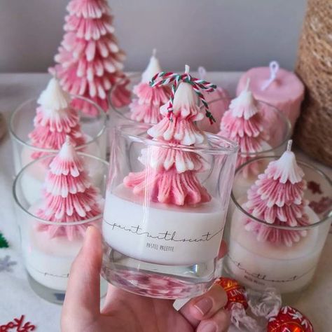 Handmade Candles Diy, Xmas Candles, Săpunuri Handmade, Potted Christmas Trees, Homemade Scented Candles, Soya Mumu, Christmas Scented Candles, Diy Candles Scented, Candle Crafts Diy