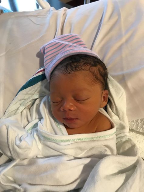 Newborn Baby Hospital, Newborn Black Babies, Mix Baby Girl, Mommy And Baby Pictures, Kids Fever, Black Baby Boys, Cute Mixed Babies, Cute Black Babies, Mommy Goals