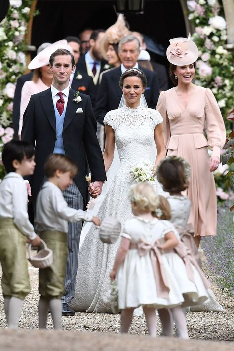 Pippa Middleton Wedding Photos - Kate Middleton and Pippa Middleton Wedding Pictures Pippa Middleton Wedding Dress, Vévodkyně Kate, Pippas Wedding, Pippa Middleton Wedding, Pippa And James, Prince William Et Kate, Princesa Charlotte, Middleton Wedding, James Matthews