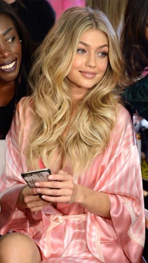 Victoria Secret Model Hair, Gigi Hadid Victoria Secret, Gigi Hadid Hair, Victoria Secret Hair, Bombshell Hair, Victoria Secret Model, Honey Blonde Hair, Blonde Model, Model Aesthetic