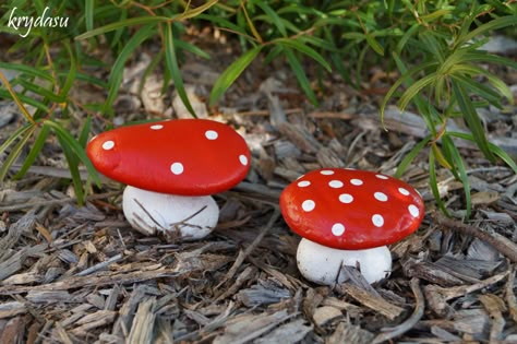 Stone Mushrooms, Fairy Tree Houses, Garden Rock Art, Mushroom Crafts, Fairy Garden Designs, Stone Art Painting, Rock Painting Ideas, Painted Rocks Craft, Garden Crafts Diy