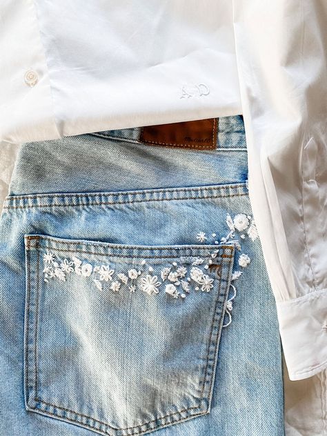 Embroidered Jeans Pocket Flowers, Embroider Jeans Back Pocket, Embroidery On Bottom Of Jeans, How To Embroider Jean Pockets, Jeans With Stitching, Embroidering On Jeans, Embroidery Ripped Jeans, Embroidering Jeans Diy, Embroidery Jeans Pocket