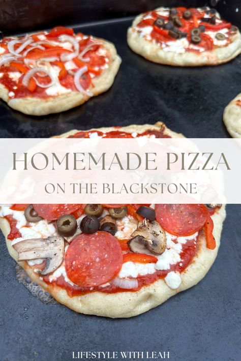 Recipe On Blackstone, Pizza On The Griddle, Cooking Pizza On Blackstone Griddle, Black Stone Griddle Pizza, Grilled Cheese On Blackstone, Blackstone Grill Recipes Pizza, Food To Cook On Flat Top Grill, Flatbread Pizza On Blackstone, Pizza On Blackstone Grill