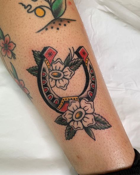 Valera Pashkov Tattoo Lisbon Portugal | Horseshoe for @danielleleilaa Done in @queenofheartstattooschiado ❤️ #traditionaltattoo #tradtattoos #lisboatattoo #horseshoetattoo… | Instagram Traditional Horseshoe Tattoo, Tattoo Horseshoe, Lisbon Tattoo, Horseshoe Flowers, Horseshoe Tattoo, Horse Shoe Tattoo, Japanese Tattoos, Traditional Tattoos, Female Tattoo