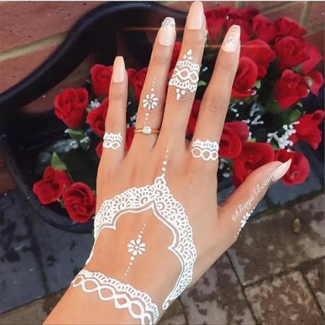 Nikah Henna, Tato Grunge, White Henna Tattoo, White Henna Designs, Cute Henna Designs, Henna Style Tattoos, Henna Tutorial, Henna Inspo, Henna Inspired Tattoos