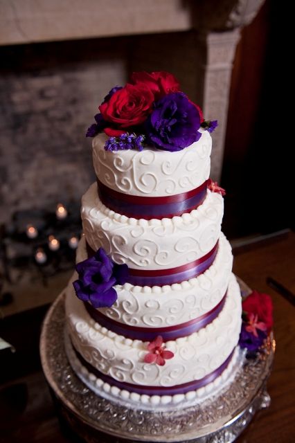 Red and Purple Flowered Cake Red Purple Wedding, Purple Black Wedding, Red And Purple Wedding, Peacock Wedding Cake, Purple Cake, Red Wedding Theme, Plum Wedding, Purple Wedding Cakes, Purple Wedding Theme