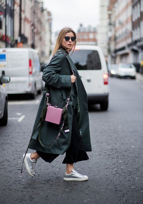 You Already Own Fall’s Most Popular Jacket — You Just Have to Update How You Wear It Pink Crossbody Bag Outfit, Pink Bags Outfit, Crossbody Bag Outfit, Outfit Jumpsuit, Winter Outfits 2020, Pink Bags, Street Style Bags, Bag Outfit, Chic Fall Outfits