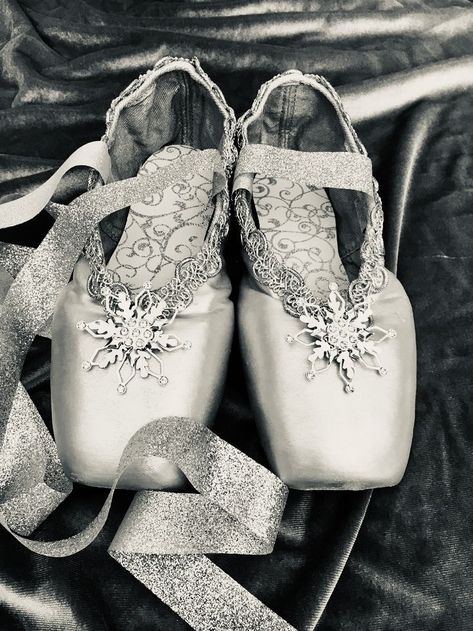 Ballet Shoes Art, Decorated Pointe Shoes, The Nutcracker Ballet, Ballet Pointe Shoes, Ballerina Costume, Ballet Beauty, Ballet Inspiration, Ballet Clothes, Shoes Trendy