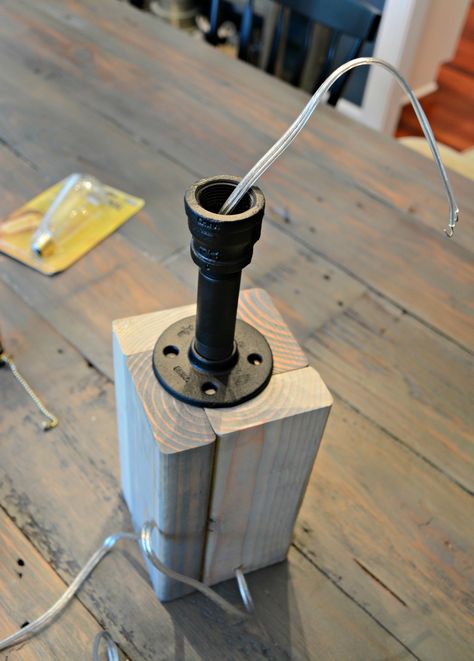 How to Make Your Own Industrial Lamp.  Easy DIY tutorial. How To Build A Lamp, Diy Luminaire, Make A Lamp, Diy Tumblr, Lamp Makeover, Diy Lampe, Astuces Diy, Pipe Furniture, Pipe Lamp