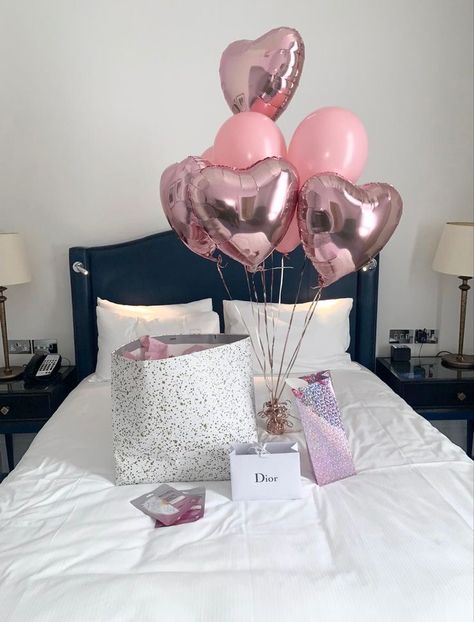 Birthday Ideas Surprise, Best Friend Birthday Surprise, Hotel Birthday Parties, 19th Birthday Gifts, Hotel Gifts, Surprise Birthday Decorations, Luxury Birthday Gifts, 00s Mode, 17th Birthday Ideas