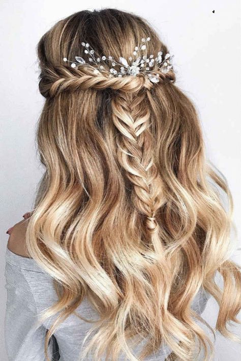 Still have no idea what graduation hairstyles will suit you best? That means you should read this inspiring post till the end. Here you will find the trendiest ideas on how to style your hair for this special day. There is an idea for every girl! Check them out and get inspired! Graduation Hairstyles For Long Hair, Hairstyles Graduation, Grad Hairstyles, Graduation Hairstyles With Cap, Beyonce Hair, Graduation Hairstyles, Braided Hairstyles For Wedding, Curly Bob Hairstyles, Box Braids Hairstyles