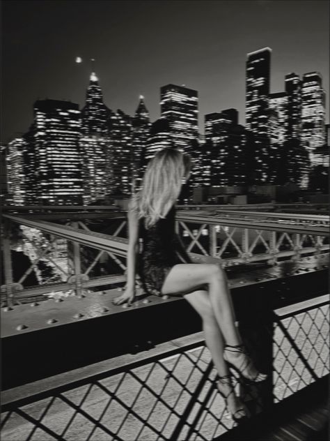 City Skyline Photoshoot, Unique Photoshoot Locations, City Birthday Photoshoot, Nyc At Night Aesthetic, Nyc Model Aesthetic, Skyline Photoshoot, Brooklyn Bridge Photoshoot, Brooklyn Bridge Picture Ideas, Brooklyn Bridge Pictures