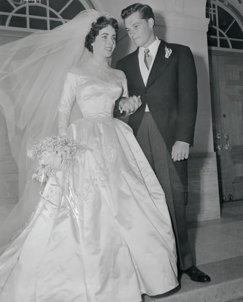 Chic Vintage Bride, Famous Brides, Peter Lawford, Carolyn Bessette, Vintage Wedding Gowns, Celebrity Wedding Dresses, Jfk Jr, Vintage Wedding Photos, Vintage Brides