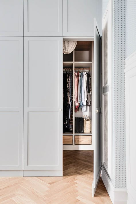 Build In Closet Bedroom, Armoire Entree, Bedroom Built In Wardrobe, Walking Closet, Build A Closet, Bedroom Closet Design, Wardrobe Design Bedroom, Murphy Beds, Master Closet