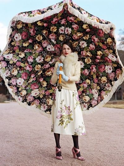 Gorgeous Photo Shoot with huge flower outdoor #umbrella    #parasol Holding An Umbrella, Big Umbrella, Floral Umbrellas, Under An Umbrella, Mode Prints, Umbrella Girl, Glamour Vintage, Paolo Roversi, Tim Walker