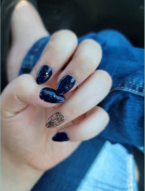 Dark blue and gold flecked nails with a gold accent nail. Medium length almond cut. Ravenclaw inspired Ravenclaw Manicure, Harry Potter House Nails, Harry Potter Nails Designs Ravenclaw, Ravenclaw Nail Designs, Ravenclaw Nails Harry Potter, Harry Potter Nails Ravenclaw, Ravenclaw Nail Art, Hogwarts Nails, Ravenclaw Nails