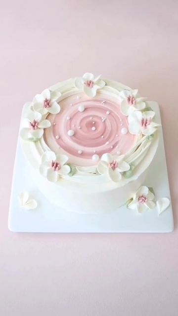 MetDaan Cakes on Instagram: "Pretty cakes comes to those who twirl! 🍥 By: @chef.moly" Cake Designs Fancy, Fresh Cream Cake Designs, Popit Cake, Simple Elegant Cake, Metdaan Cakes, Learn Cake Decorating, Whipped Cream Cakes, Birthday Cake For Mom, Birthday Cakes For Teens