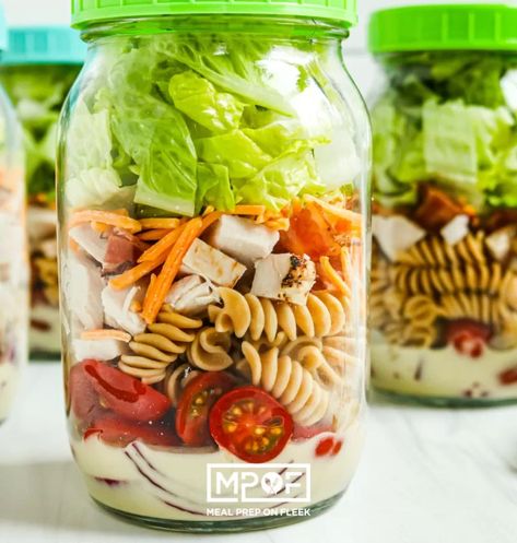 Turkey Club Pasta Salad Jars | Meal Prep on Fleek Club Pasta Salad, Budget Friendly Meal Prep, Bento Box Ideas, Rotini Pasta Salad, Turkey Club Sandwich, Salad Jars, Turkey Club, Pasta Salad Ingredients, Meal Prep On Fleek