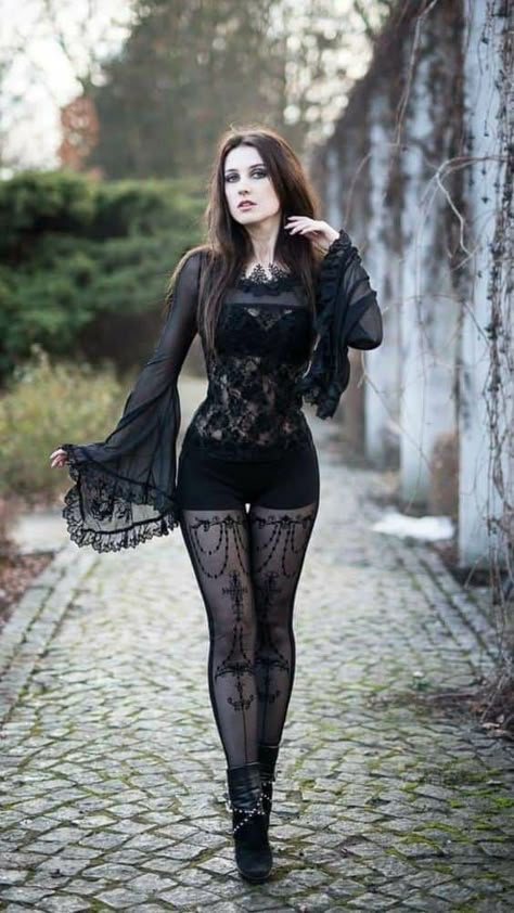 Gothic Lingerie, Gothic Ideas, Fall Fashion Skirts, Gothic Women, Gothic Girl, Steampunk Goth, Goth Steampunk, Goth Women, Goth Beauty