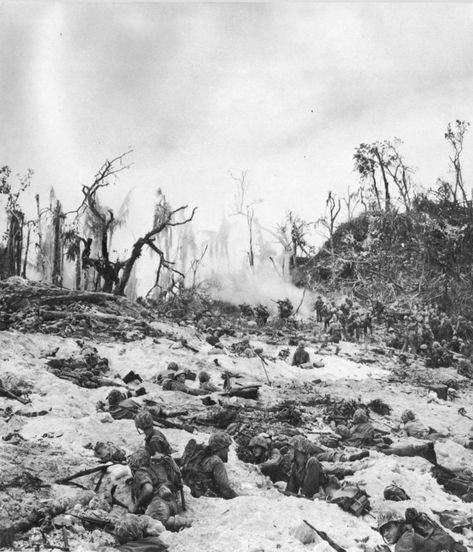 Marines In Combat, Battle Of Peleliu, Iwo Jima, Wwii Photos, Military Photos, Us Marines, United States Marine Corps, Nagasaki, Interesting History